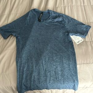 BNWT men’s lululemon Metal vent tech shirt. Size small